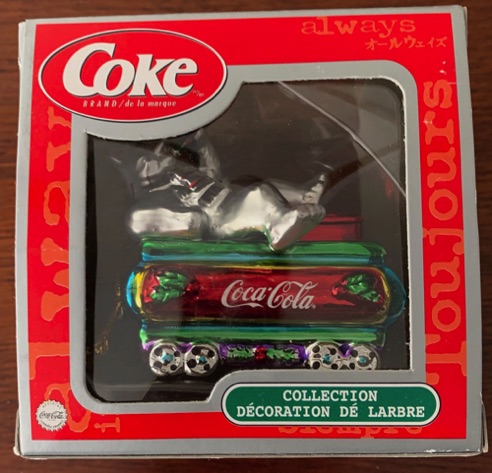 04582-1 € 12,50 coca cola ornament porselein wagon met beer erop.jpeg